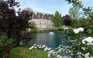 Le Lac de la Font (résurgence de l'Ognon) et la Sous Préfecture de Lure.