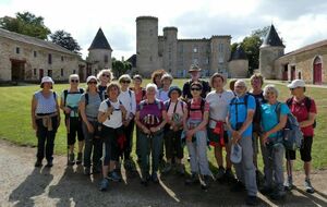 Le groupe de Fabien devant le château de Cromières.