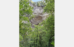 Vue sur la Grotte Sarrazine.