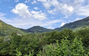 Vue sur le Montmahoux (827 m) depuis Nans-sous-Ste-Anne.
