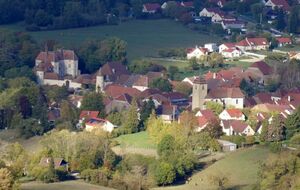 Zoom sur le Château et l'église de Bonnay, depuis la corniche de Genau.
